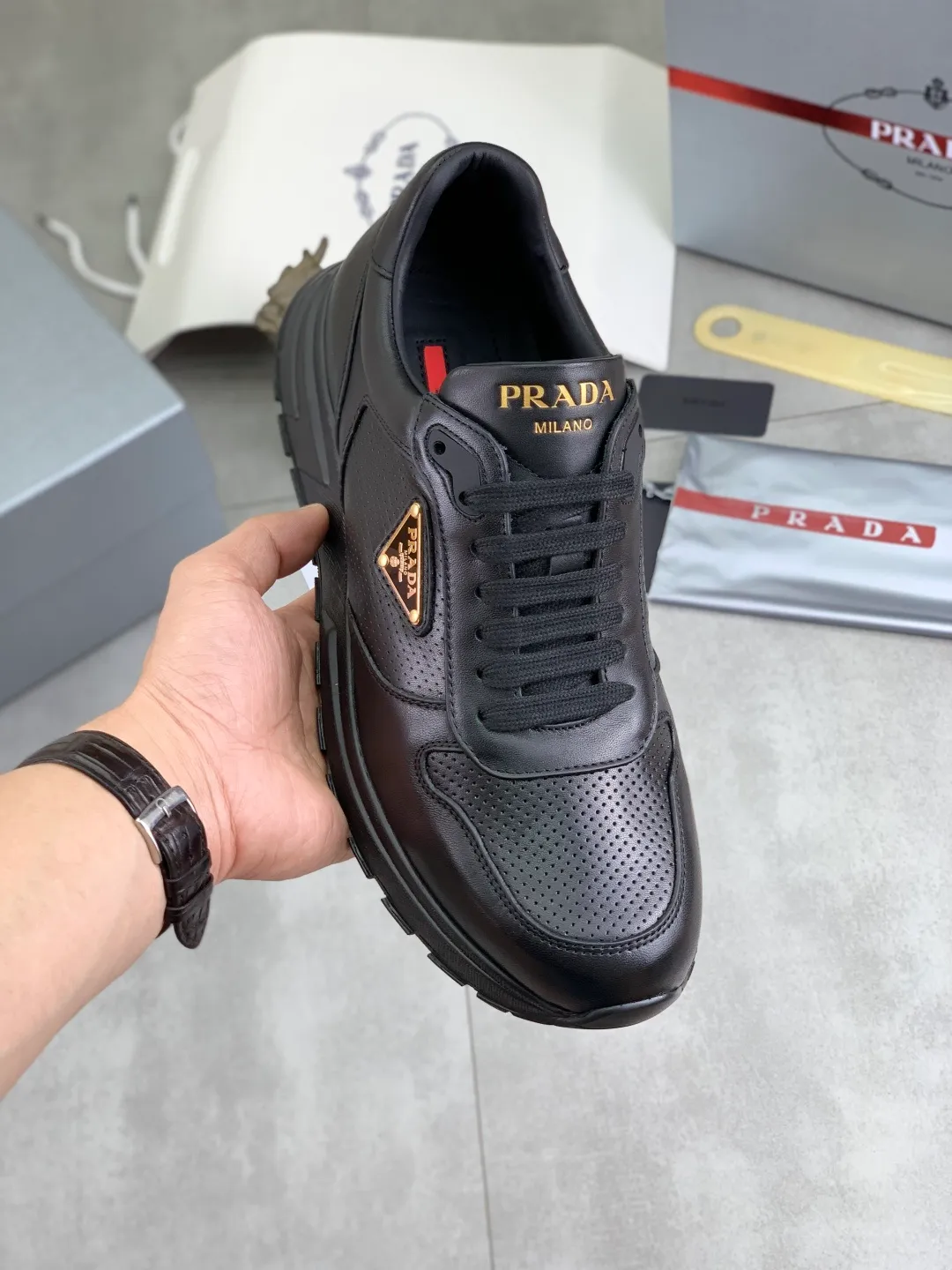 Men's shoes 💰P580💰 [New style] High version official website popular models are on the market, 🆘 Trendy brand (Prada) mainly promotes popular models, avant-garde and versatile fashion men's shoes private version mold opening, cowhide surface splicing 1:1.. Fashionable and simple, original imported cowhide lining cowhide feet; the atmosphere and personality are more fashionable, eye-catching and pursuing class. It will subvert the old idea and be a must-have for fashion trendsetters with you! Must keep it for yourself! Tall and comfortable, large and low, high-end quality workmanship. Size: 38-45; 5️⃣ colors available.